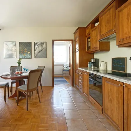 Dolina Z Garazem 公寓