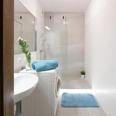 Dolina Z Garazem 公寓